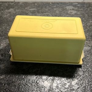 Vintage Tupperware covered butter dish. In excellent condition. Looks new!!